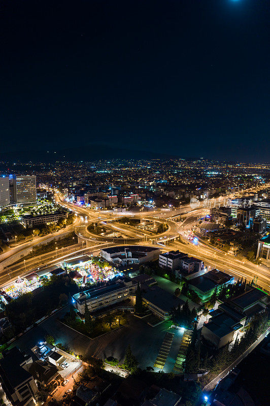 无人机拍摄的雅典北部和Kifisias大道和Attiki Odos交叉口的全景照片，环，daxtilidi在夜间